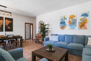 salon z niebieską kanapą i stołem w obiekcie NT Centro Ciudad - Catedral & Parking w Maladze