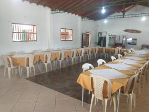 una fila di tavoli e sedie in una stanza di Hotel PARAMO LIDERATO a Paramo