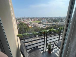 balcone con 2 sedie e vista sulla città di Lindo y Acogedor Departamento en Lima! a Lima