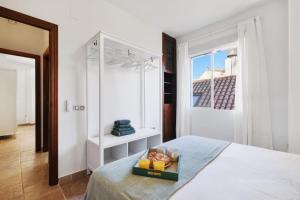 um quarto com uma cama com uma bandeja de frutas em NT Centro Ciudad - Catedral & Parking em Málaga