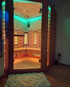 Habitación con una sauna de madera en el interior en Haus Alexander en Fresach