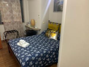 una camera da letto con un letto e asciugamani di Il Giardino Di Adriana B&B a Terracina