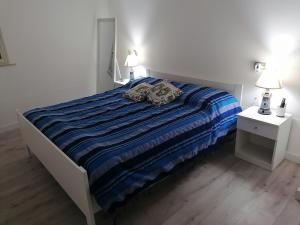 - un lit dans une chambre avec 2 tables de nuit et 2 lampes dans l'établissement Lucky House, à Marina di Ragusa