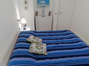 - un lit avec 2 oreillers dans une chambre dans l'établissement Lucky House, à Marina di Ragusa