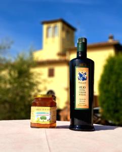 eine Flasche Wein neben einem Glas Essen in der Unterkunft Agriturismo Villa Guarnaschelli in Scandicci