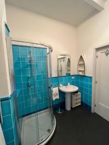 une salle de bain avec une douche en verre et un lavabo dans l'établissement La Terrasse - Appartamento L'Orso, Terazzo vista mare, à La Maddalena 12 autres photos