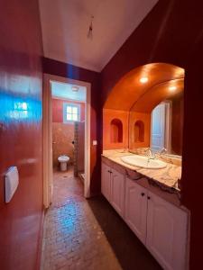 a bathroom with a sink and a mirror at Villa Dune Rouge de la Siesta in Mohammedia