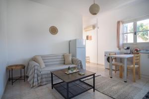 een woonkamer met een bank en een tafel bij Billy's House in Samos