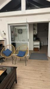 two chairs with blue cushions sitting in a living room at Las Ranitas in Parque del Plata