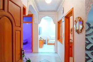 - un couloir d'une maison avec une arche et une chambre dans l'établissement Oasis appart sérénité, à Marrakech