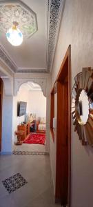 un pasillo con una habitación con techo y espejo en Oasis appart sérénité, en Marrakech