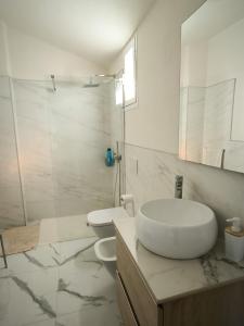 bagno bianco con lavandino e servizi igienici di wonderful penthouse with view playa las vistas ad Arona