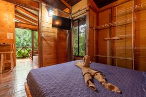 un animal grande tumbado en una cama en una habitación en Cabaña El Manzano: Vistas increíbles y Mirador, en Turrialba
