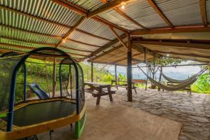 a pavilion with a hammock and a swing at Cabaña El Manzano: Vistas increíbles y Mirador in Turrialba