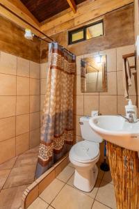 łazienka z toaletą i umywalką w obiekcie Cabaña El Manzano: Vistas increíbles y Mirador w mieście Turrialba