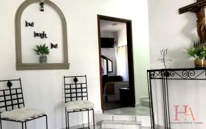 a living room with a mirror and two stools at Hospedaje Aldana - Casa LA VISTA en zona verde in Tuxpan de Rodríguez Cano