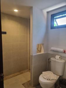 Bilik mandi di New Breakers Hotel Rawai