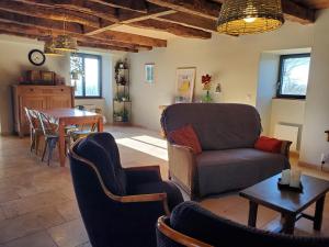 a living room with a couch and a table at Le Pech de Vigne in Bio