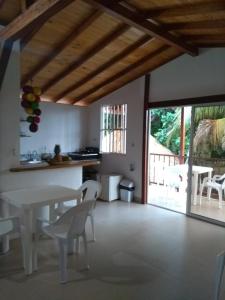 uma cozinha e sala de jantar com mesa e cadeiras em Cabañas Mayarena em San Antero