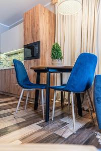 Televízia a/alebo spoločenská miestnosť v ubytovaní Apartamenty widokowe U Homera