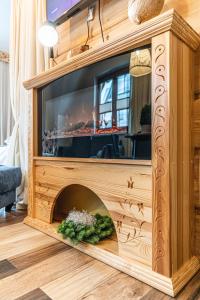 Televízia a/alebo spoločenská miestnosť v ubytovaní Apartamenty widokowe U Homera