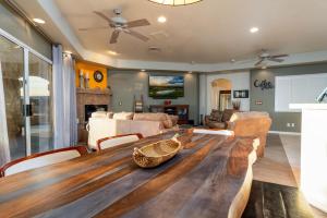 een eetkamer met een houten tafel en een woonkamer bij 9 Hole Mini-golf With Shade Cornhole Pingpong Amazing Lake Views, PalmTrees in Lake Havasu City