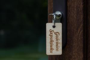 a tag on a door with the words door closed at Gościniec Szpakówka in Czeremcha +8 photos