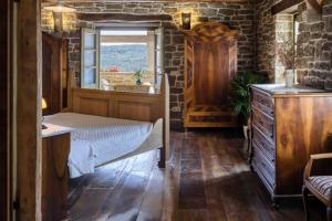 Un dormitorio con una cama y una pared de ladrillo. en Villa Bolara by Briskva, en Grožnjan
