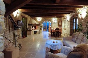 una sala de estar con un sofá y una mesa en Villa Bolara by Briskva, en Grožnjan