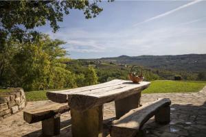 una mesa de picnic con una cesta encima en Villa Bolara by Briskva, en Grožnjan