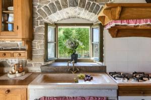 una cocina con fregadero y ventana en Villa Bolara by Briskva, en Grožnjan