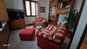 ein Wohnzimmer mit 2 Sofas und einem TV in der Unterkunft CORTE RITALTONI in Passirano