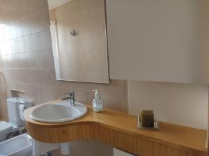 een badkamer met een wastafel en een spiegel bij Apartament Tere in Oliva