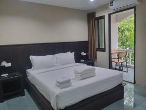Postel nebo postele na pokoji v ubytování New Breakers Hotel Rawai