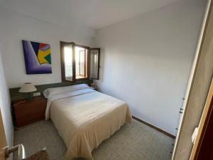 Apartament Tere في أوليفا: غرفة نوم بسرير ودهان على الحائط
