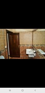 エシェルニツァにあるPensiunea Casa Mircea & Restaurantのバスルーム(洗面台2つ、トイレ2つ付)