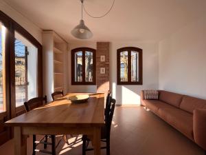 een woonkamer met een tafel en een bank bij Sotto il portico in Selvazzano Dentro
