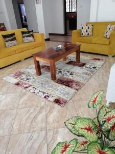 En sittgrupp på 3 Bedroom Apartment In Nyali-Mombasa- Baraka Suites