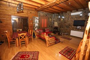 a living room with a table and a dining room at Shtepia Tradites Gjinar in Elbasan
