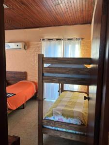 a room with two bunk beds and a window at Apartamento paysandu in Paysandú