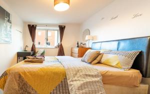- une chambre avec un lit et une couverture jaune dans l'établissement Superhost 1 bedroom flat 15 mins to center,zone 2, à Londres