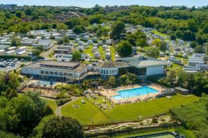 uma vista aérea de um resort com uma piscina em 10 min walk to South Devon beach em Paignton