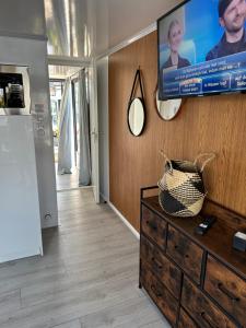TV a/nebo společenská místnost v ubytování Premium Hausboot Trave Traum