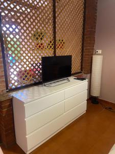 un escritorio con un ordenador portátil encima en Appartamento Homemade, en Biella