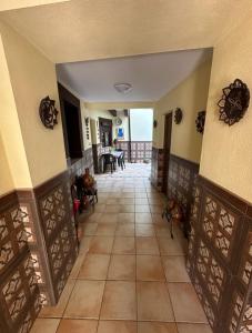 um corredor de uma casa com piso em azulejo em Casa Mari em Sanlúcar de Barrameda