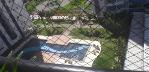 - Vistas a la piscina a través de una valla en Apartamento mobiliado, en Salvador