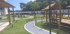 un parque con parque infantil con columpios en Apartamento mobiliado, en Salvador