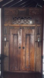 una antigua puerta de madera en una habitación en Estate Lowry Hill en Christiansted
