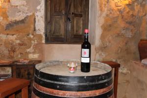 a bottle of wine sitting on top of a barrel at Alojamiento turistico LaVid in Requena