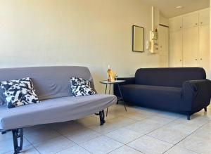 - un salon avec un canapé et une table dans l'établissement Vaillant - Tout confort - Fibre - 5min du Tramway #SirDest, à Bezons